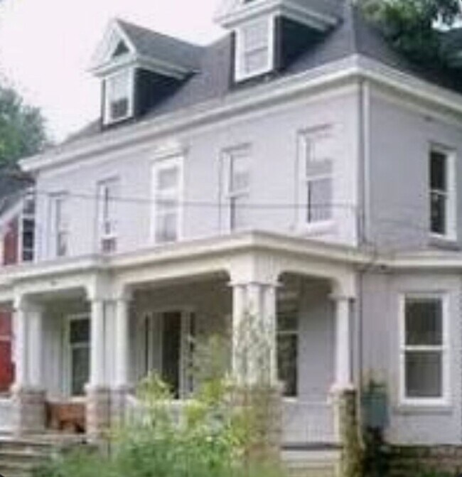 Building Photo - 424 E Maxwell St