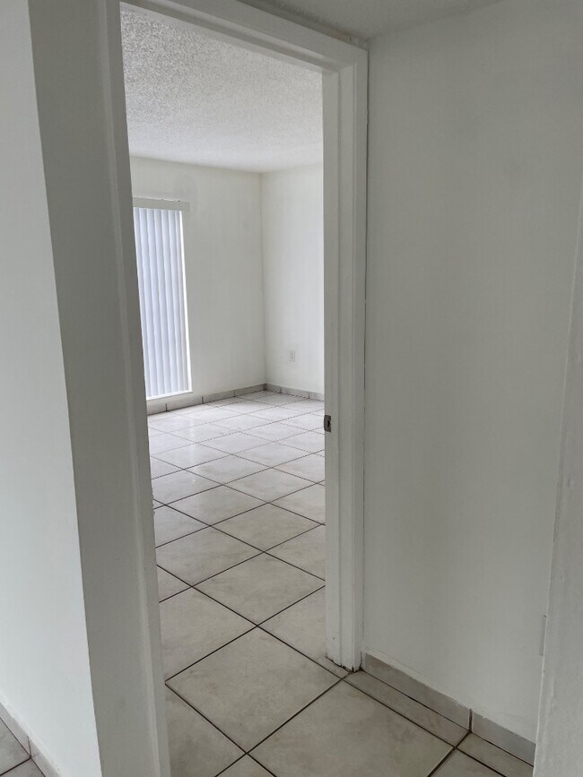 Building Photo - 305 W 68th St