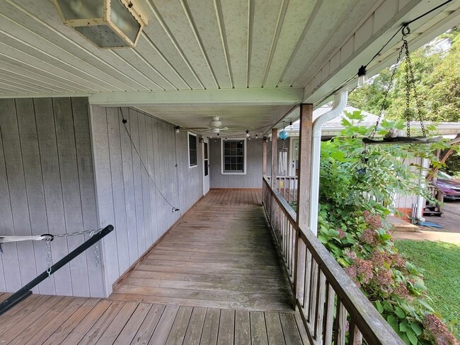 Building Photo - 3 Bedroom 2 Bathroom House