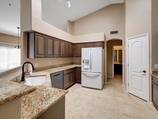 Building Photo - 3 bd 2 bth 2120 sq ft in stonehaven in sco...