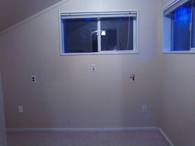 Building Photo - Large Shop Perfect for a home based business, plus 136 feet of waterfront.