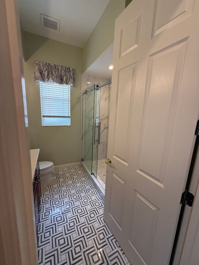 Building Photo - Luxurious 4 Bedroom 3 Bath Lakefront Pool Home W/3-Car Garage