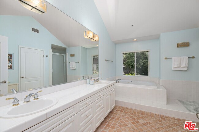 Building Photo - 682 Palisades Dr