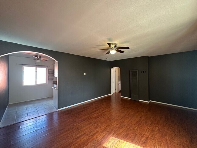 Building Photo - Beautiful 2B 1BA Condo w/ Reserved Parking...