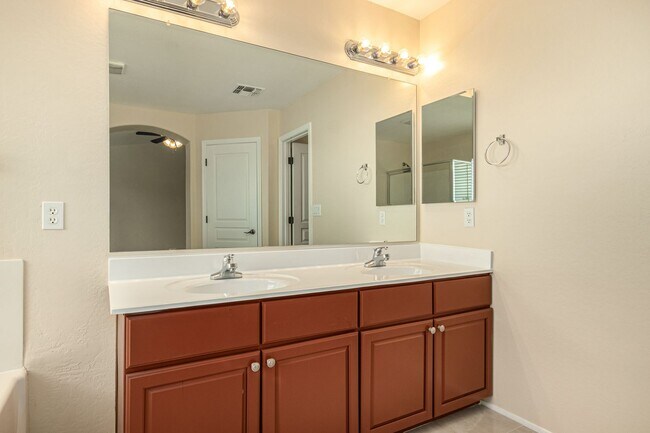 Building Photo - STUNNING 5 Bedroom Home in Peoria!