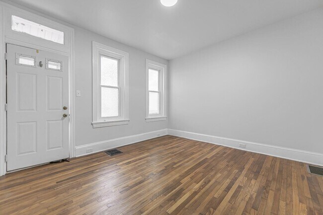Building Photo - 560 King St