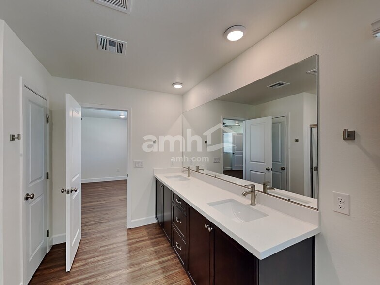 Building Photo - 6050 Theodore St