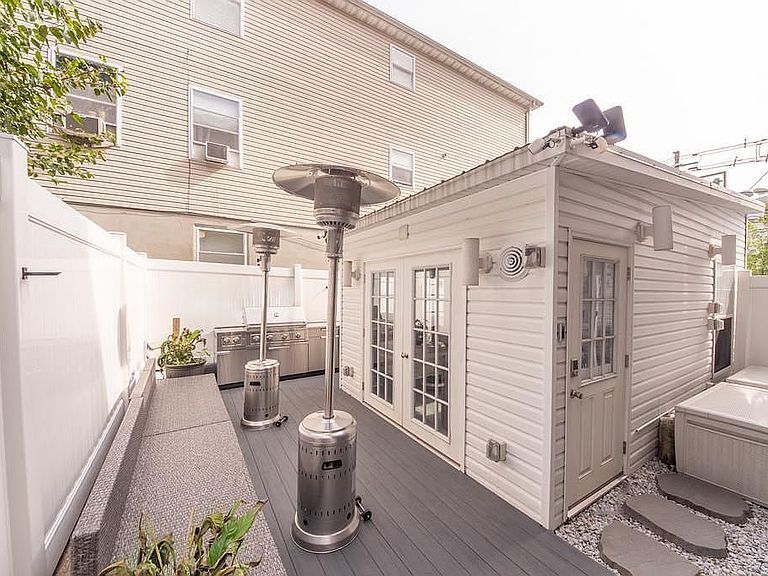 Building Photo - 201 Catherine St