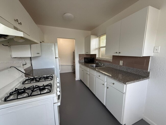 Building Photo - 502 18th St