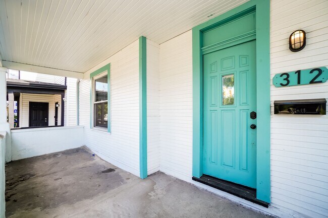 Building Photo - Newly Renovated 4 Bedroom in Central Columbus