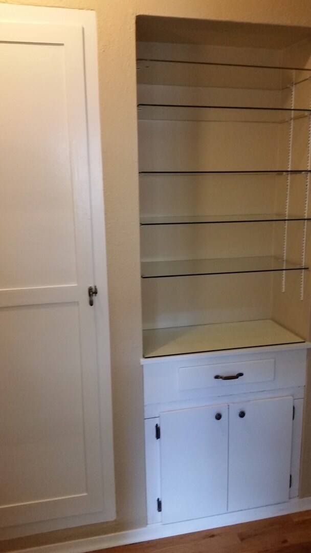 Building Photo - Occupied, do not disturb tenants. Barge-Chestnut Historic District Craftsman 2br 2ba home, with a...