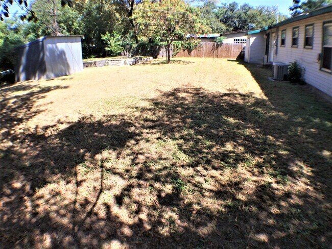 Building Photo - 4 Bed 2 Bath Home  w New Upgrades in Halto...