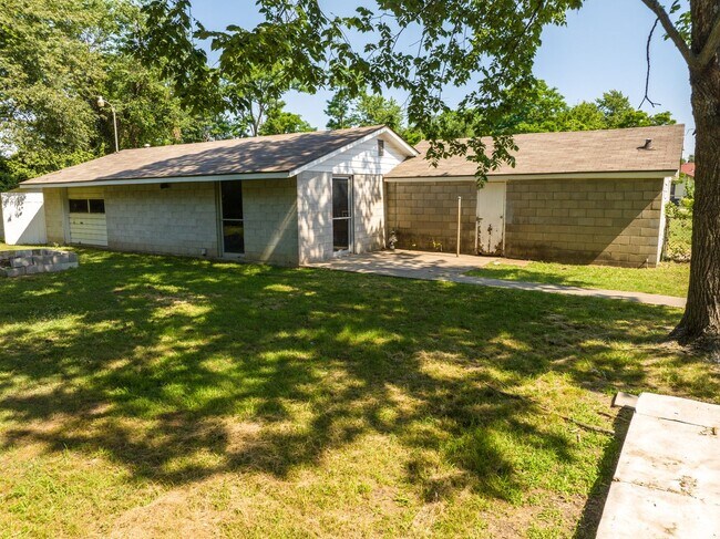 Building Photo - Freshly Updated 3 Bedroom Home