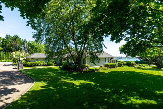 Building Photo - 3 Barclay Sq