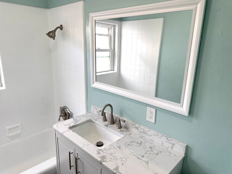 Building Photo - 1246 Pacific Beach Dr