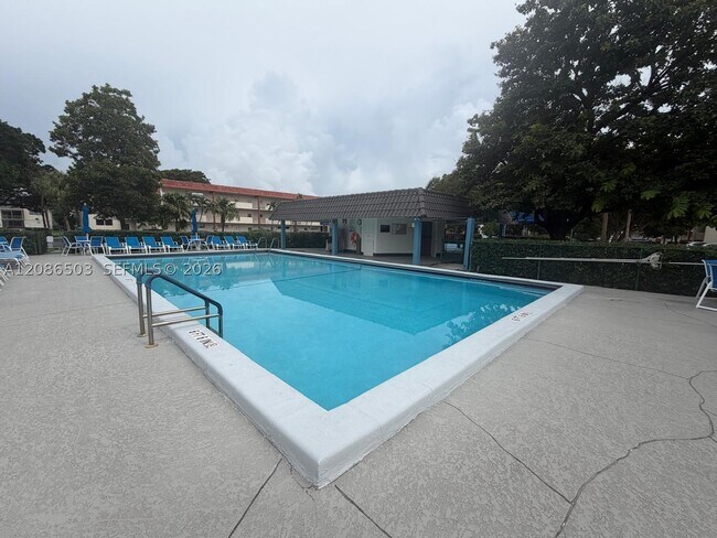 Building Photo - 400 S Hollybrook Dr