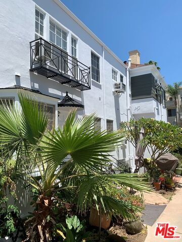 Primary Photo - 961 N Doheny Dr