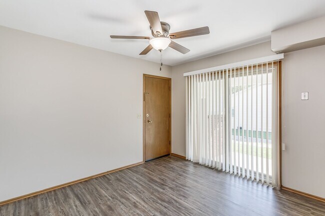 Building Photo - Spacious 3 bedroom 2 bath Duplex