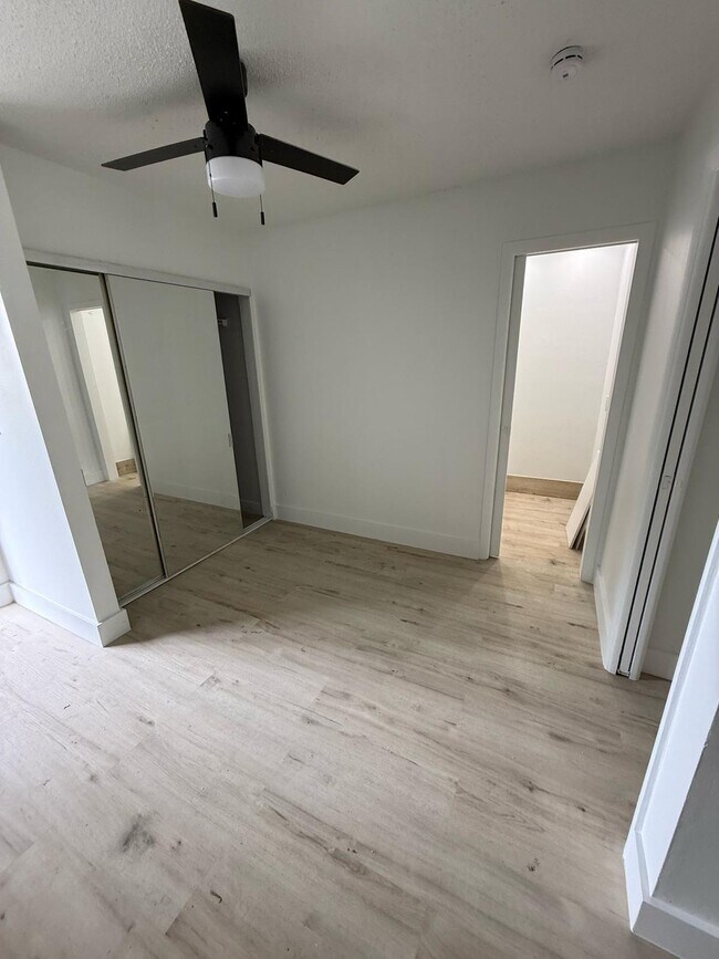 Building Photo - 1480 E Sample Rd