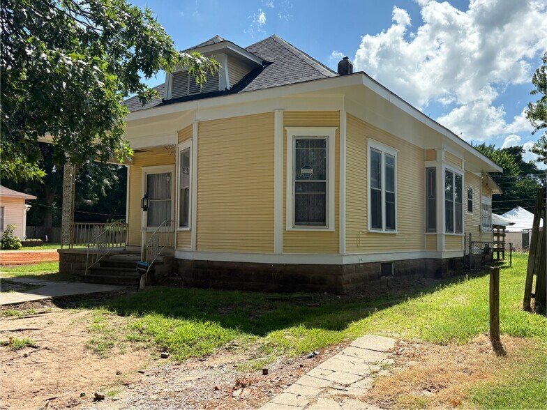 Front of House - 538 N Aydelotte Ave