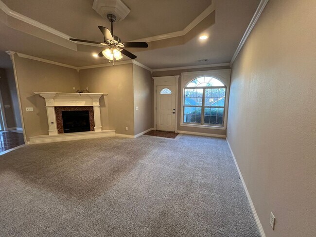 Building Photo - Lots of Space in this 3 or 4 Bedroom Townhouse!