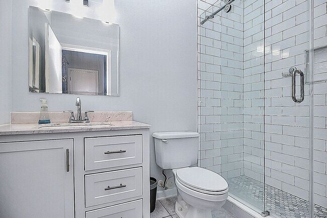 Building Photo - Stunningly Updated 2BD/2BA Ground Floor Un...