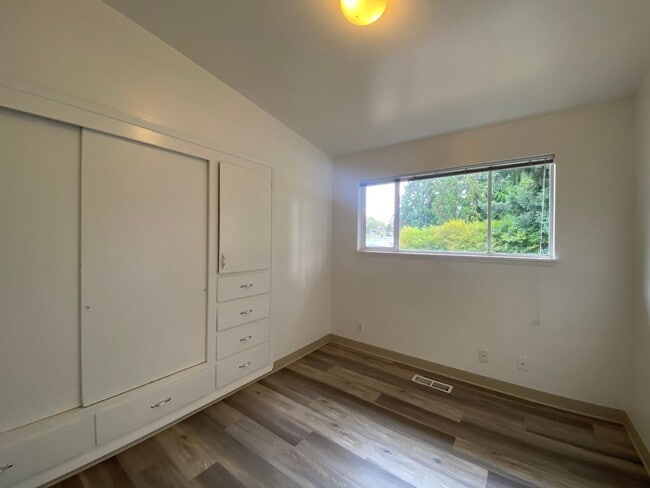 Building Photo - Des Moines Rambler w/ Large yard