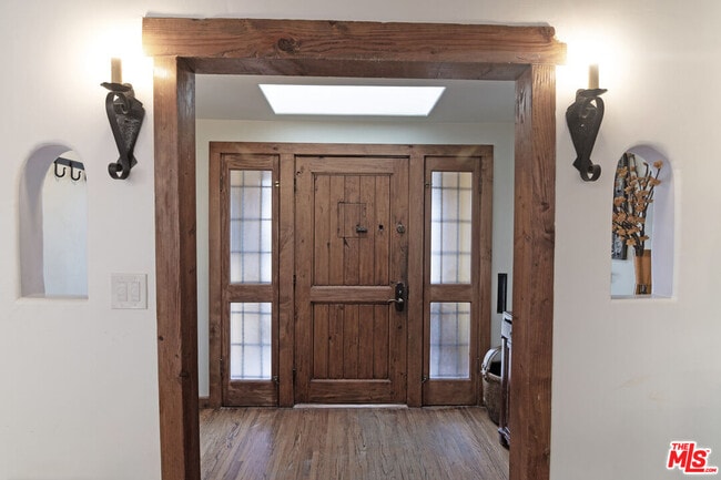 Building Photo - 543 N Las Palmas Ave