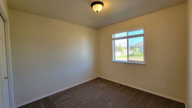 Building Photo - 4 bed, 3 bath home located in the Sunshine Meadows Neighborhood, Coeur d'Alene