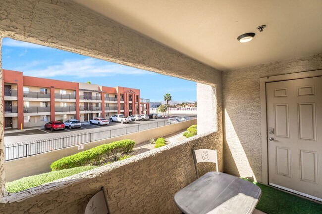 Building Photo - Modern Resort-Style Living in a Beautifully Renovated Gated Community Retreat!