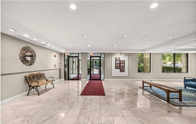 Building Photo - Bright And Luxurious 1 Bed 1 Bath Condo In Amenity-filled Woodlake Towers