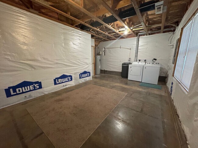Building Photo - Brick End Unit Home in Taylor Springs NEW LVP FLOORING