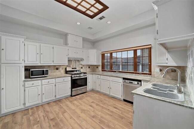 Building Photo - 6303 Lugary Dr