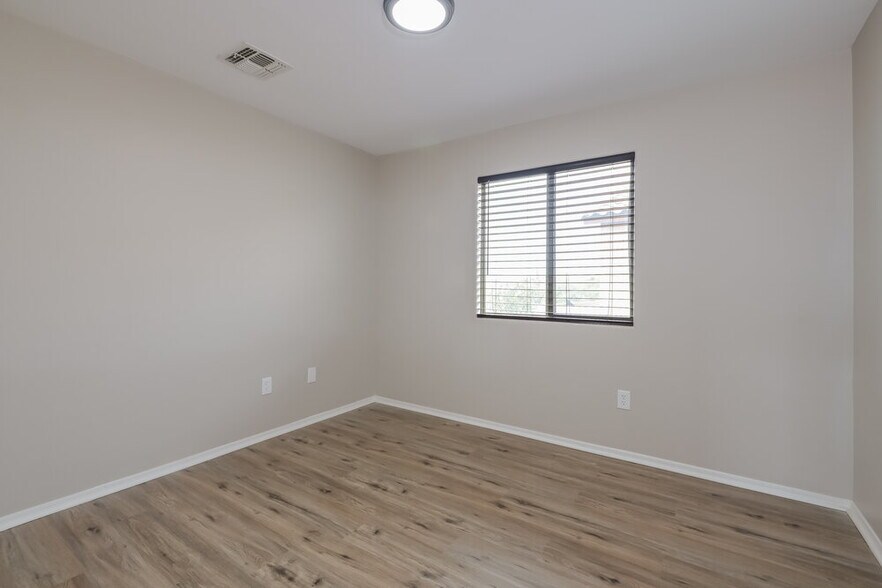 Building Photo - 121 W Calle Paso Suave