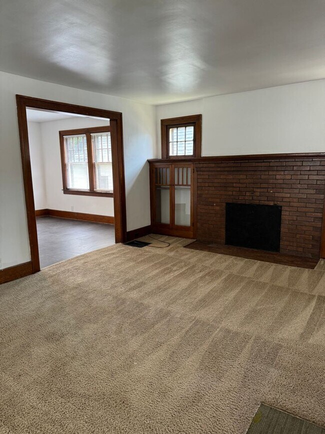 Building Photo - 845 E University Ave