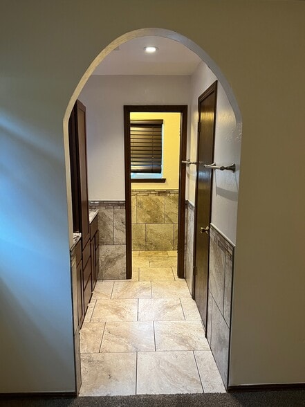 Entrance to Master Bath - 11013 N Brauer Ave