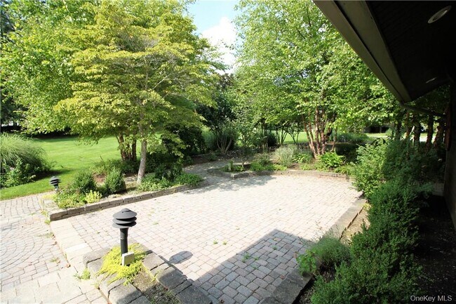 Building Photo - 7 Tamarack Rd