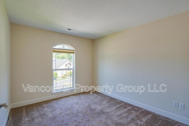 Building Photo - 2301 NE 125th Way