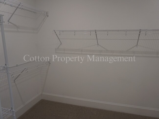 Building Photo - 33 Meon Ln