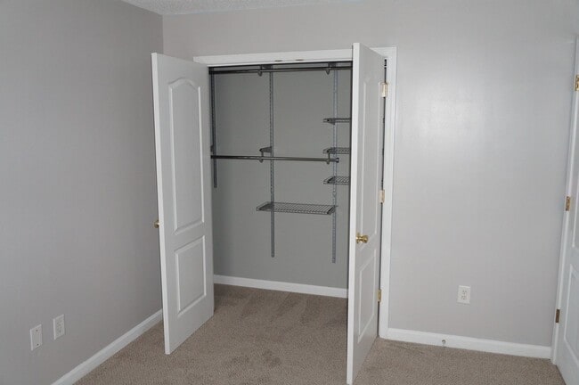 Building Photo - Rare 2 bedroom 2.5 bath Townhome located in Fox Creek