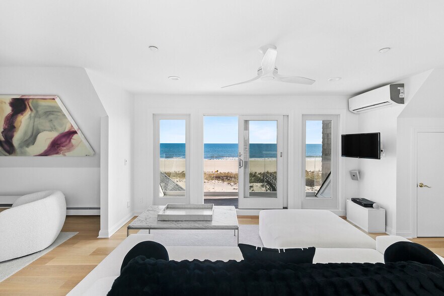 Building Photo - 687 Dune Rd