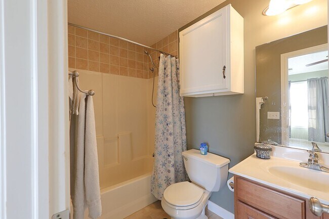 Building Photo - Room Share Rental: Spacious 2 Bedroom / 2 ...