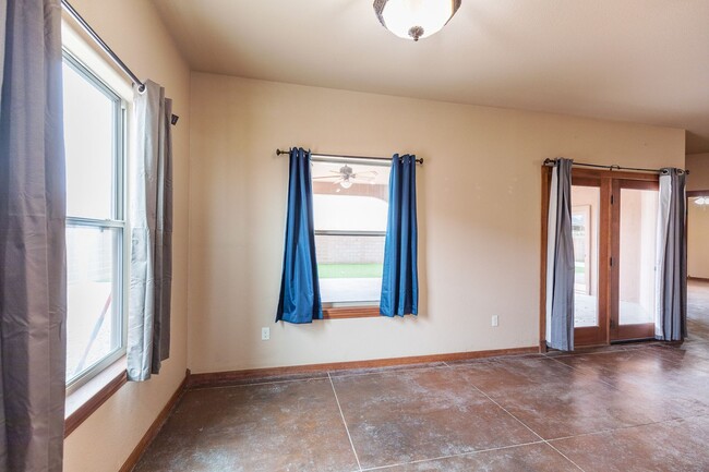 Building Photo - Roomy 4 bedroom Home with Beautiful Mounta...