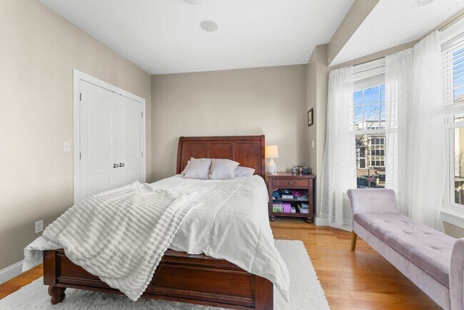 Building Photo - 619 E 3rd St