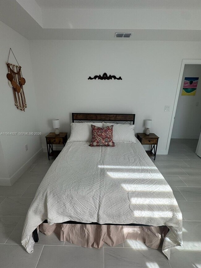 Building Photo - 649 N Lincoln St