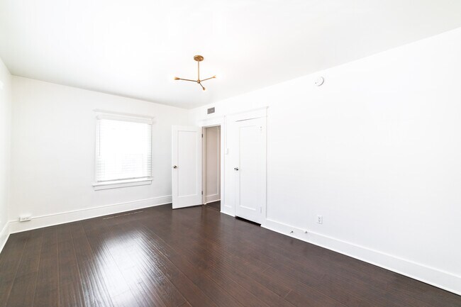 Building Photo - 1020 N Kingsley Dr