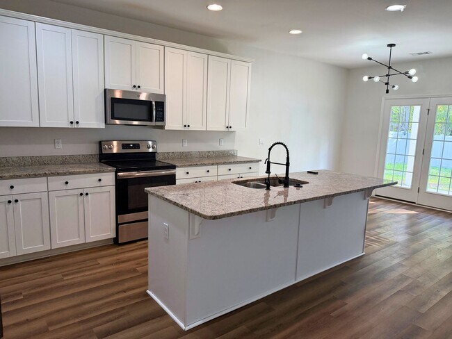 Building Photo - Spacious 5-bedroom, 3-bath home featuring two additional flex rooms!