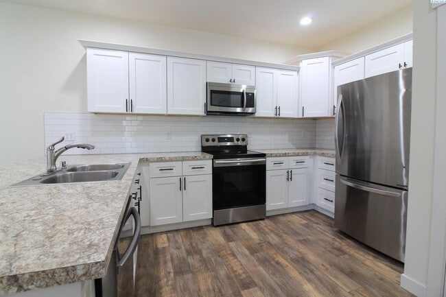 Building Photo - 3 Bed/2.5 Bath Townhouse in Kennewick