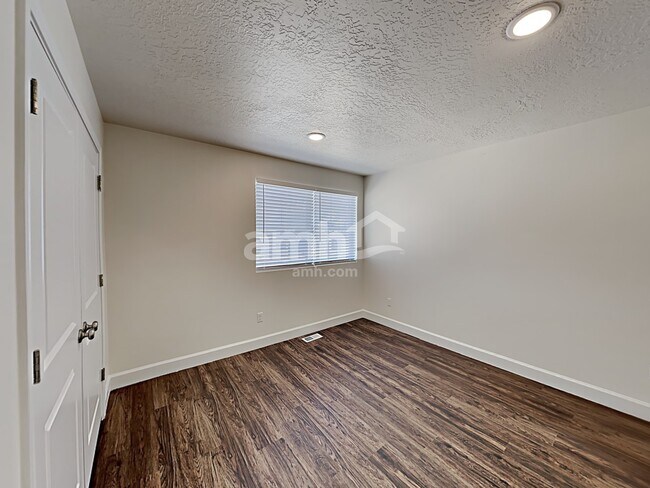 Building Photo - 1219 N Golden Spoke Dr