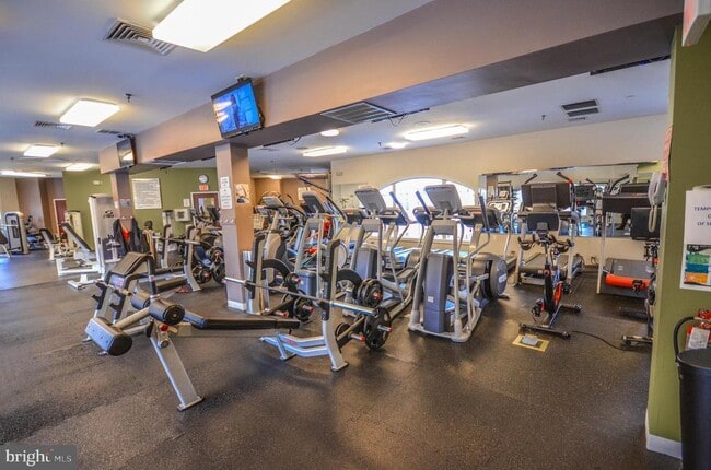 Building Photo - 4950 Brenman Park Dr